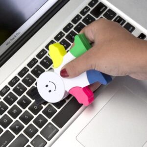 Boneco-limpando-teclado-600×600 (1)